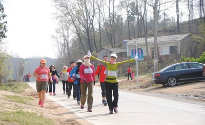 向“梅”而行步步生花！海湾镇亲子健康徒步行暨全民健身社区运动会开幕